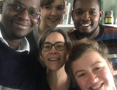 Ein Selfie mit vier DoktorandInnen und ihrer Betreuerin in ihrer Mitte.