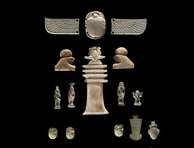 Einzelteile eines Sets von Mumienamuletten in versch. Formen