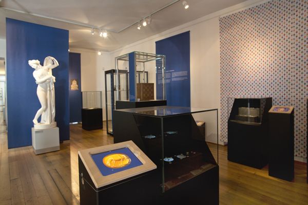 Ausstellungsraum mit Objektvitrinen und iPad-Stationen in der vergangenen Sonderausstellung "Edle Steine - Lehrreiche Schätze einer Bürgerstadt" im Antikenmuseum