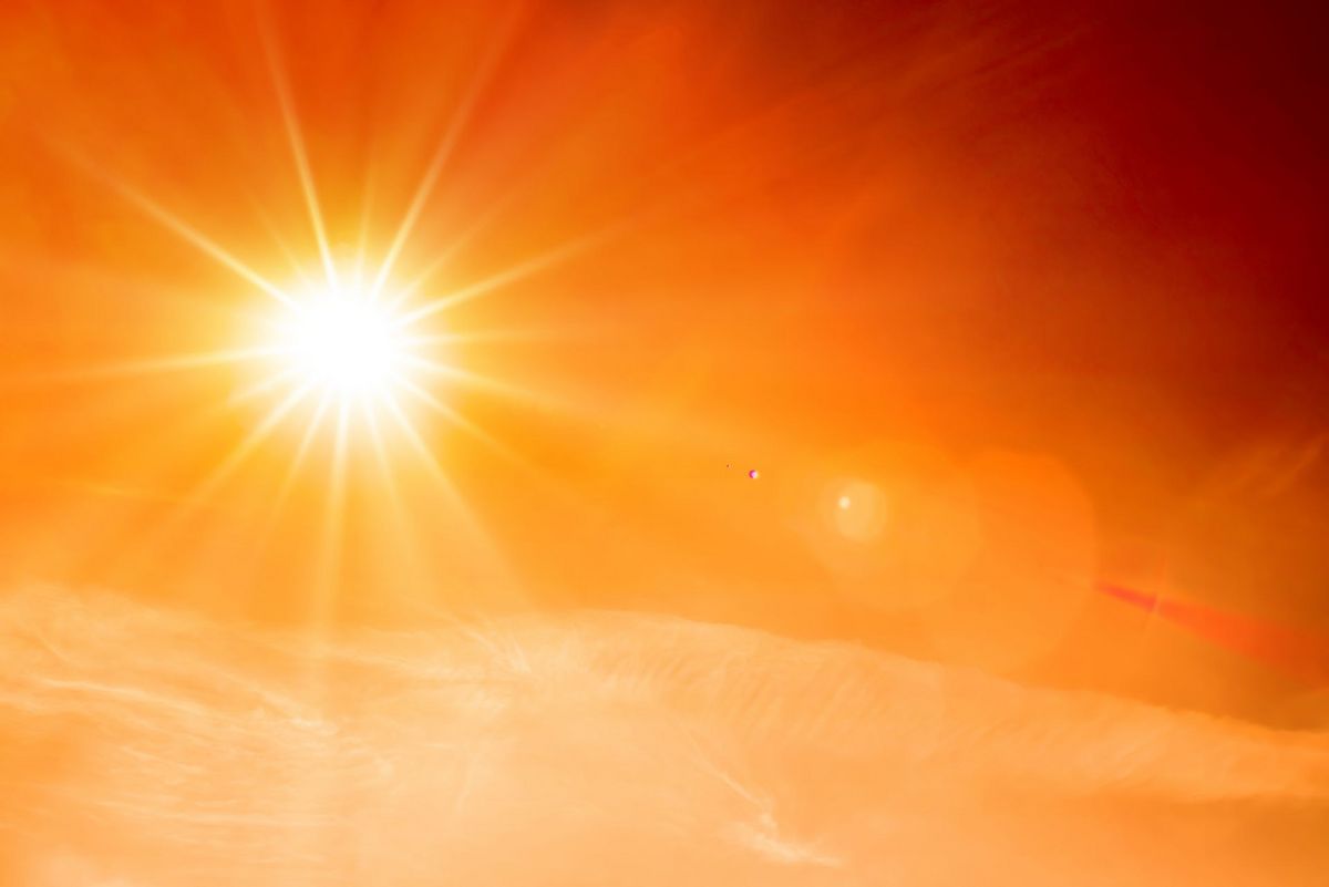 zur Vergrößerungsansicht des Bildes: Das Stock-Foto zeigt einen orangefarbenen Himmel mit einer strahlenden Sonne
