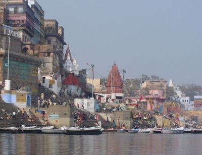 Häuser und Boote am Fluss Ganga in Varanasi, Indien, Foto: Sadananda Das