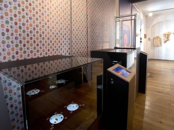 Ausstellungsvitrinen mit zugehörigen iPad-Stationen in der vergangenen Sonderausstellung "Edle Steine - Lehrreiche Schätze einer Bürgerstadt"
