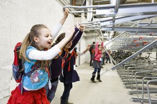Kinder entdecken die Fahrradgarage der Universität Leipzig.