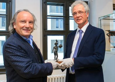 Dr. Hans-Werner Schmidt vom Museum der bildenden Künste (links) übergibt den "Leipziger Perseus" an Prof. Dr. Hans-Ulrich Cain vom Antikenmuseum der Universität Leipzig.