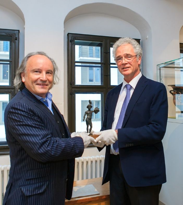 Dr. Hans-Werner Schmidt vom Museum der bildenden Künste (links) übergibt den "Leipziger Perseus" an Prof. Dr. Hans-Ulrich Cain vom Antikenmuseum der Universität Leipzig.
