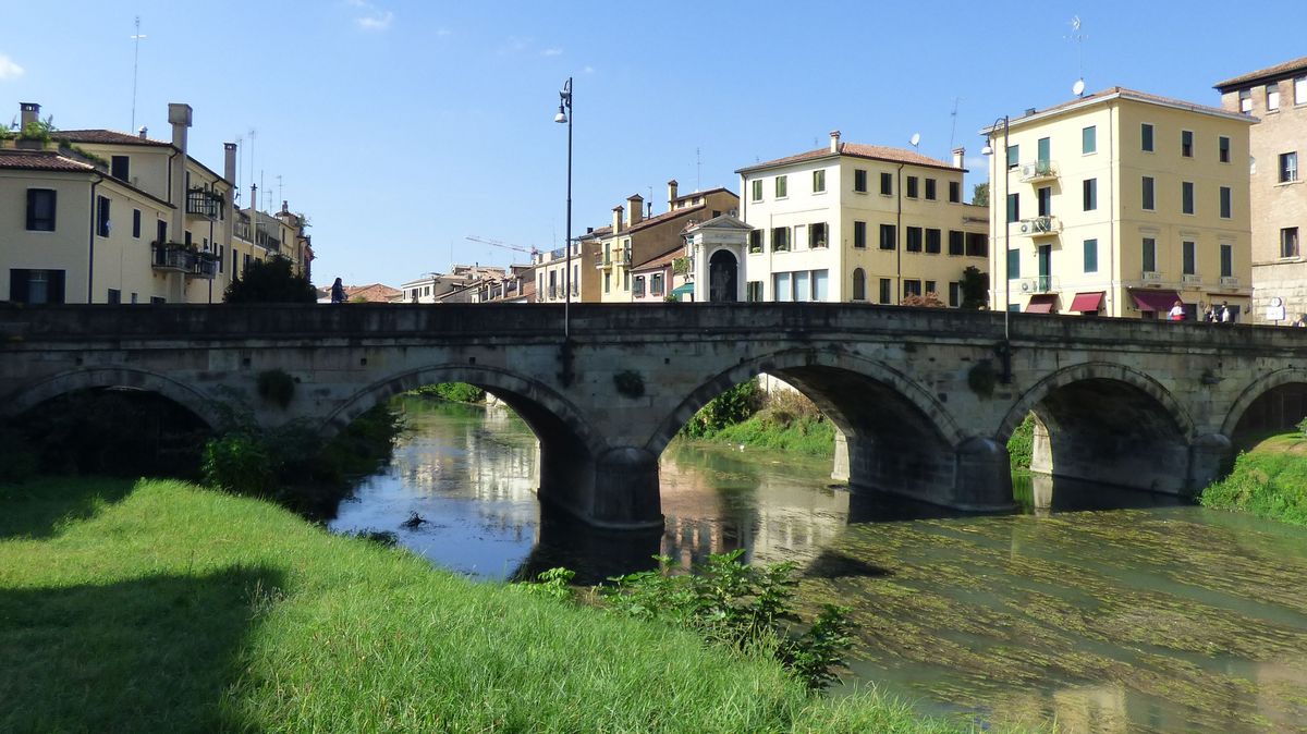 zur Vergrößerungsansicht des Bildes: Blick auf die Ponte Molino in Padua, 2023 (Foto: Sebastian Adlung)