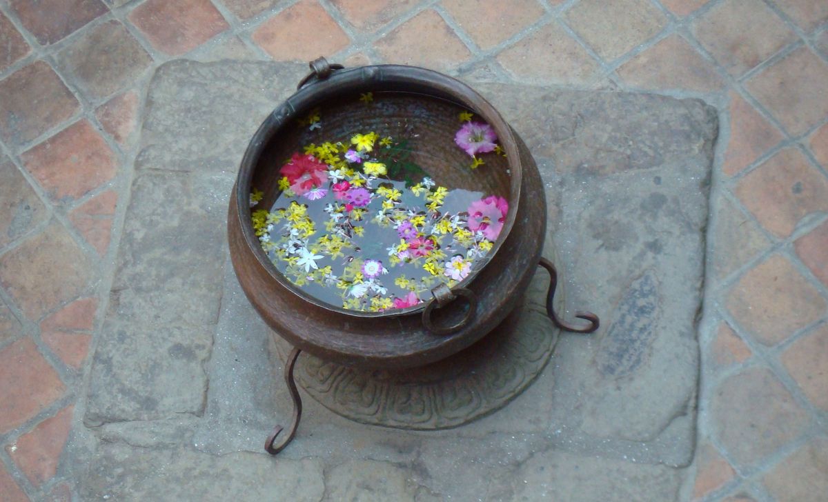 zur Vergrößerungsansicht des Bildes: Wasserkrug mit Blumen, Foto: Katrin Querl