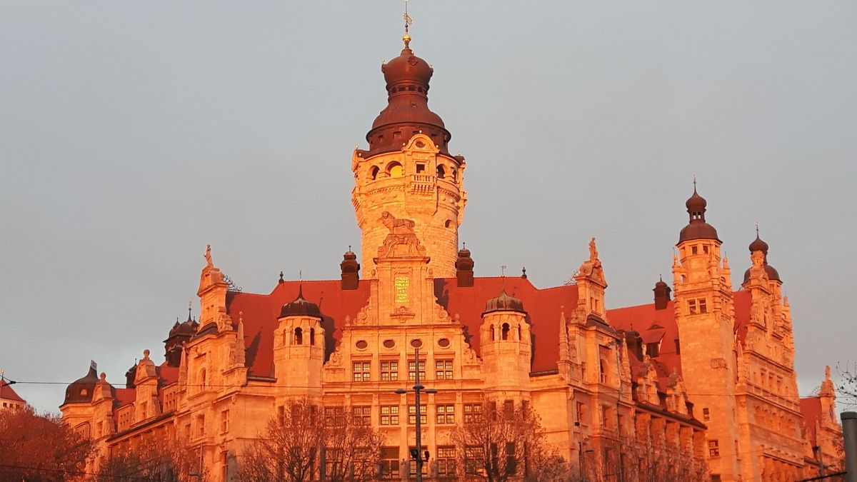 zur Vergrößerungsansicht des Bildes: Das neue Rathaus von Leipzig in der Abendsonne
