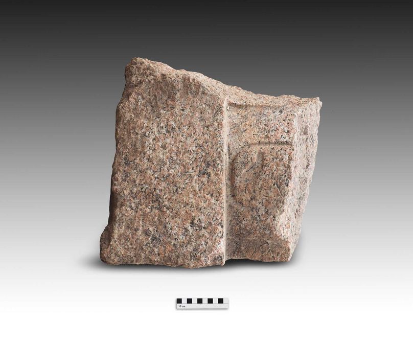 zur Vergrößerungsansicht des Bildes: Steinblock mit Inschrift des Cheops