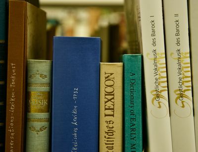 Bücherrücken in der Bibliothek, Foto: Felicitas Förster