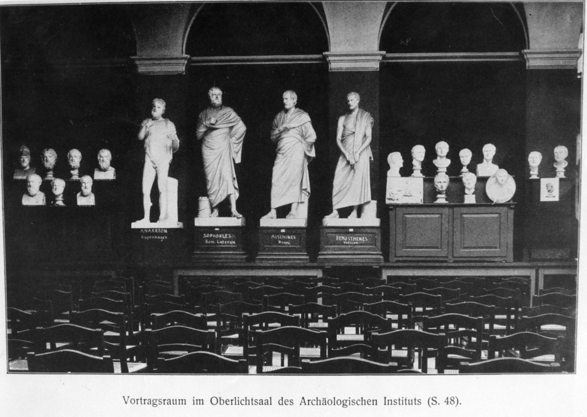 Das Antikenmuseum im Universitätsneubau von 1896. Vortragsraum im Oberlichtsaal vor 1909. Im Hintergrund Porträtköpfe und -statuen aus der Abguss-Sammlung.