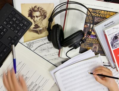 Schreibtisch mit Musikalien, Foto: Felicitas Förster
