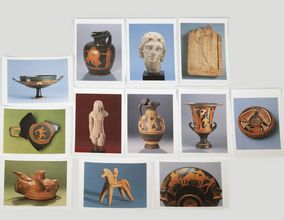 Set der bunten Postkarten des Antikenmuseums mit Abbildungen verschiedener Objekte vor Ort. Foto: Marion Wenzel