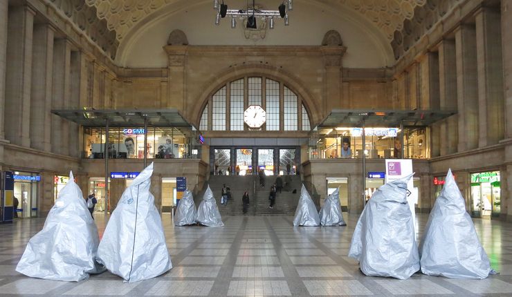 Osthalle des Hauptbahnhofs Leipzig mit abgedeckten, kegelförmigen Objekten