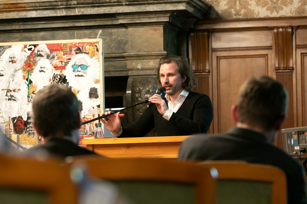 zur Vergrößerungsansicht des Bildes: Michael von zur Mühlen am Rednerpult bei seiner Ernennung zum Bertolt Brecht Gastprofessor
