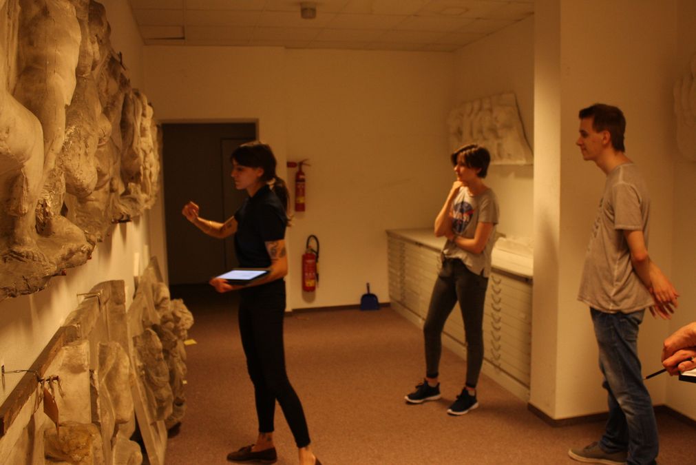 Studierende lernen die wissenschaftliche Bearbeitung von Reliefplastik an historischen Gipsabgüssen.