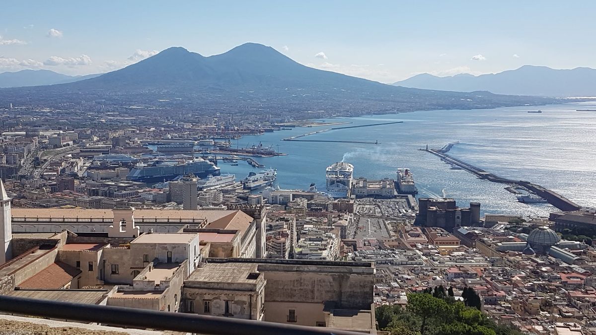 zur Vergrößerungsansicht des Bildes: Blick über den Golf von Neapel auf den Vesuv