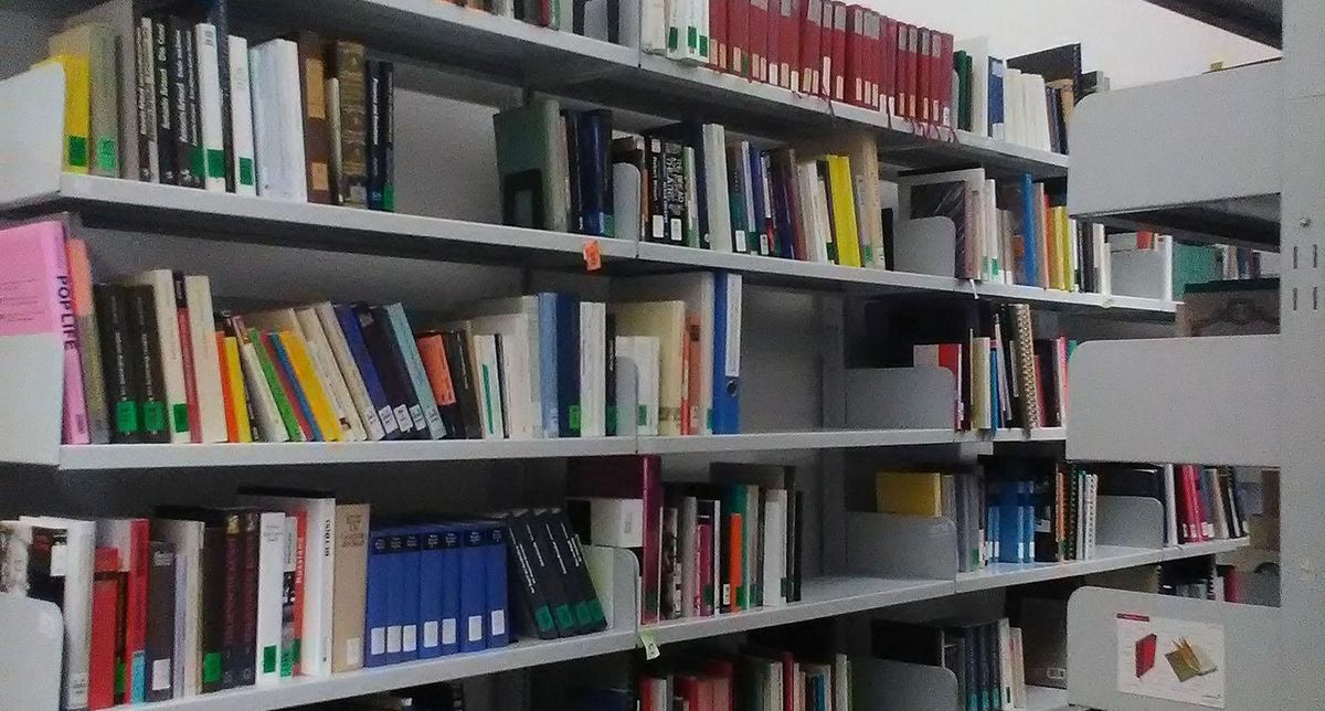 zur Vergrößerungsansicht des Bildes: Bücherregal in der Bibliothek des Instituts für Theaterwissenschaft