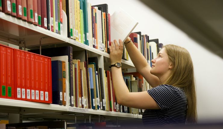 Studentin bei der Bücherauswahl, Foto: Felicitas Förster