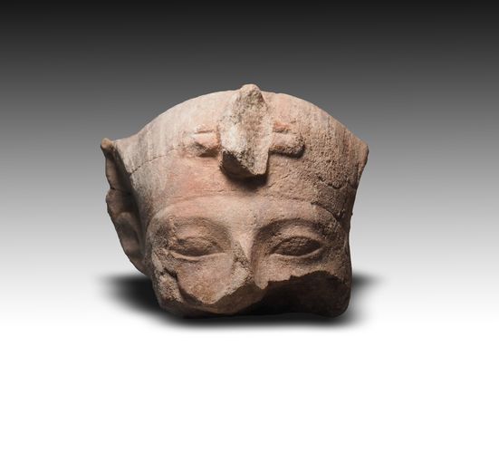 Fragmente einer Statue Ramses' II, Gesicht mit Königskopftuch, Stein