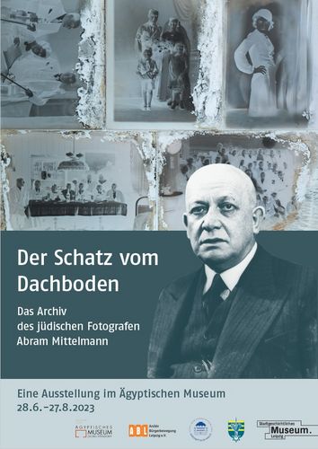 Plakat mit blauem Hintergrund, im oberen Teil Glasplattennegative, darunter ein Porträt von Abram Mittelmann und die Daten der Ausstellung
