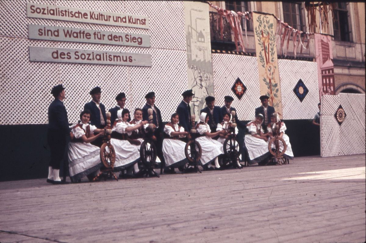 zur Vergrößerungsansicht des Bildes: Volkstanzfest Rudolstadt 1958, Foto: Groß, Tanzarchiv Leipzig