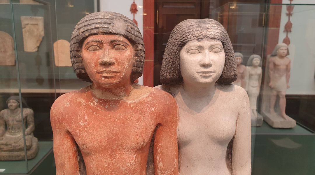 Die beiden Statuen des Lai-ib und seiner Frau stehen in einer Vitrine im Ägyptischen Museum