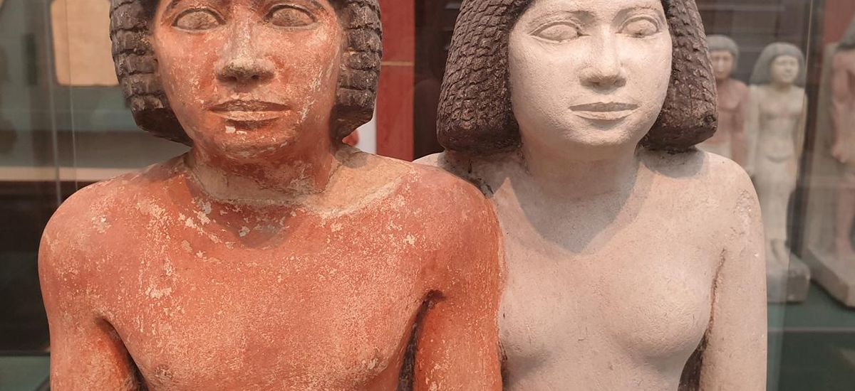 Die beiden Statuen des Lai-ib und seiner Frau stehen in einer Vitrine im Ägyptischen Museum