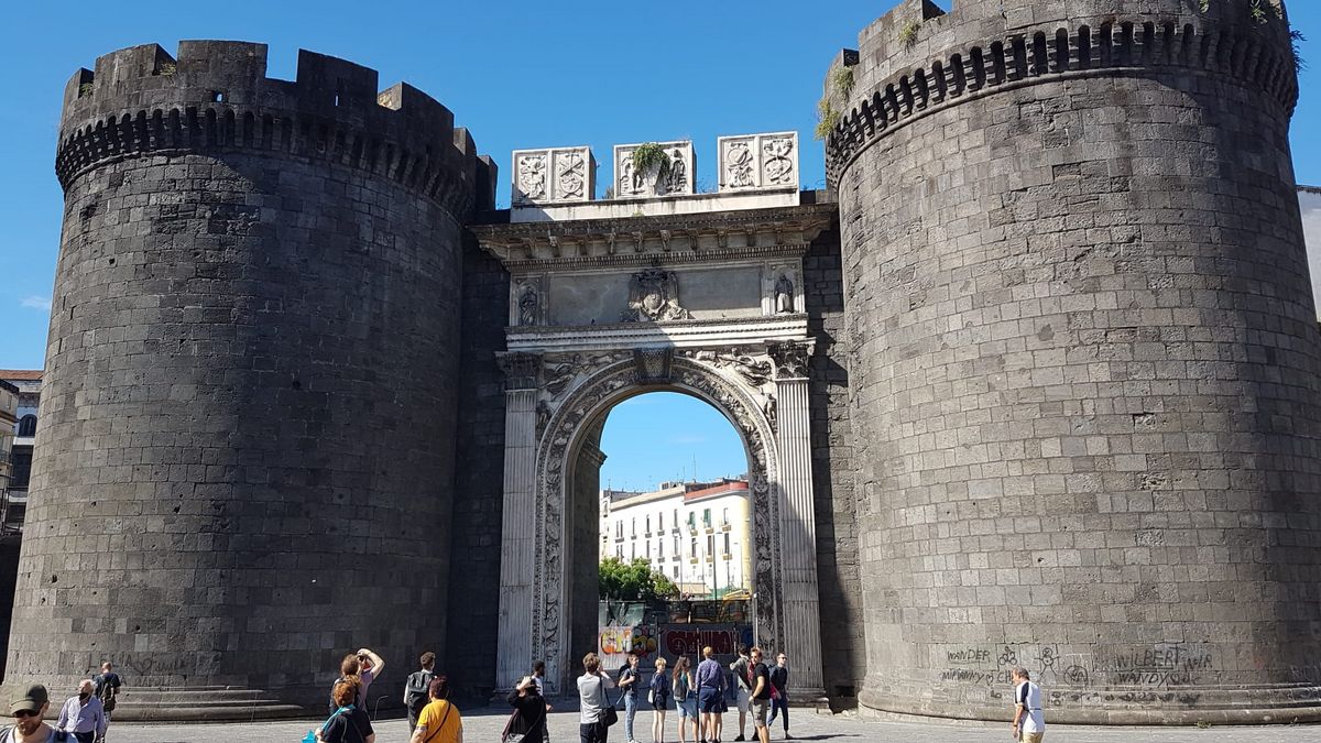 zur Vergrößerungsansicht des Bildes: Porta Capuana in Neapel