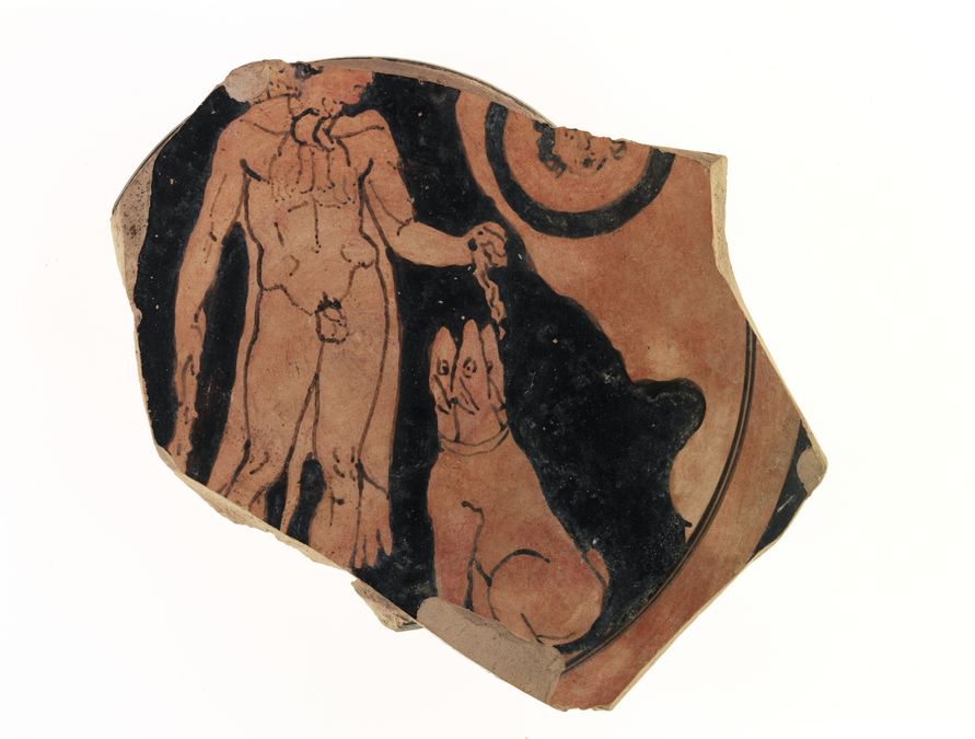 zur Vergrößerungsansicht des Bildes: Rotfigurige Tonscherbe mit Herakles links und Kerberos rechts im Bild 