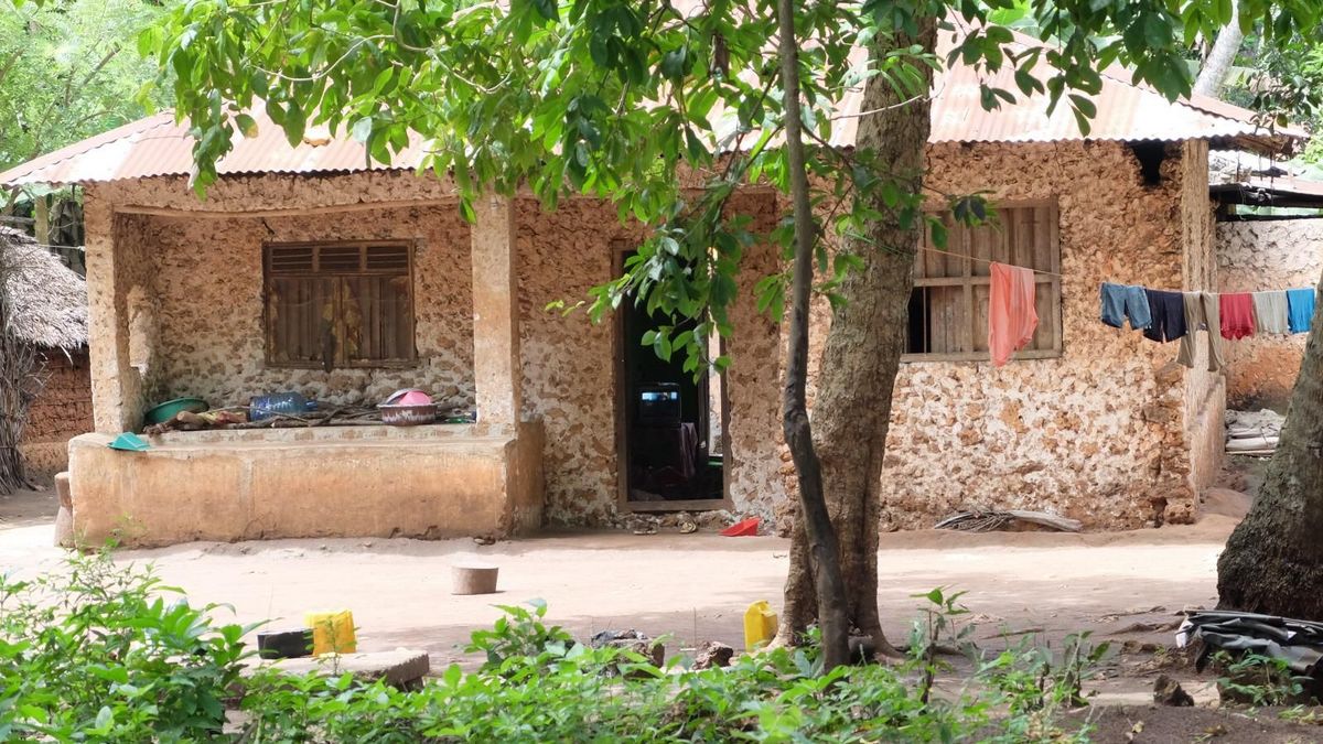 zur Vergrößerungsansicht des Bildes: Auf dem Bild sehen wir eine Baraza eines Hauses (ein halb-öffentlicher Raum zum sozialen Austausch, der wie eine Veranda aussieht) in Makunduchi, einem Dorf im Süden Zanzibars. Foto: Berenike Eichhorn.