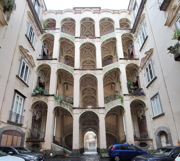 zur Vergrößerungsansicht des Bildes: Treppe im Palazzo Sanfelice in Neapel