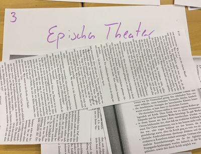 Textpassagen aus Brechts "Messingkauf", darüber ist zu lesen "episches Theater"