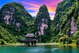 Tempelterrasse im glasklaren See inmitten vietnamesischer Berge