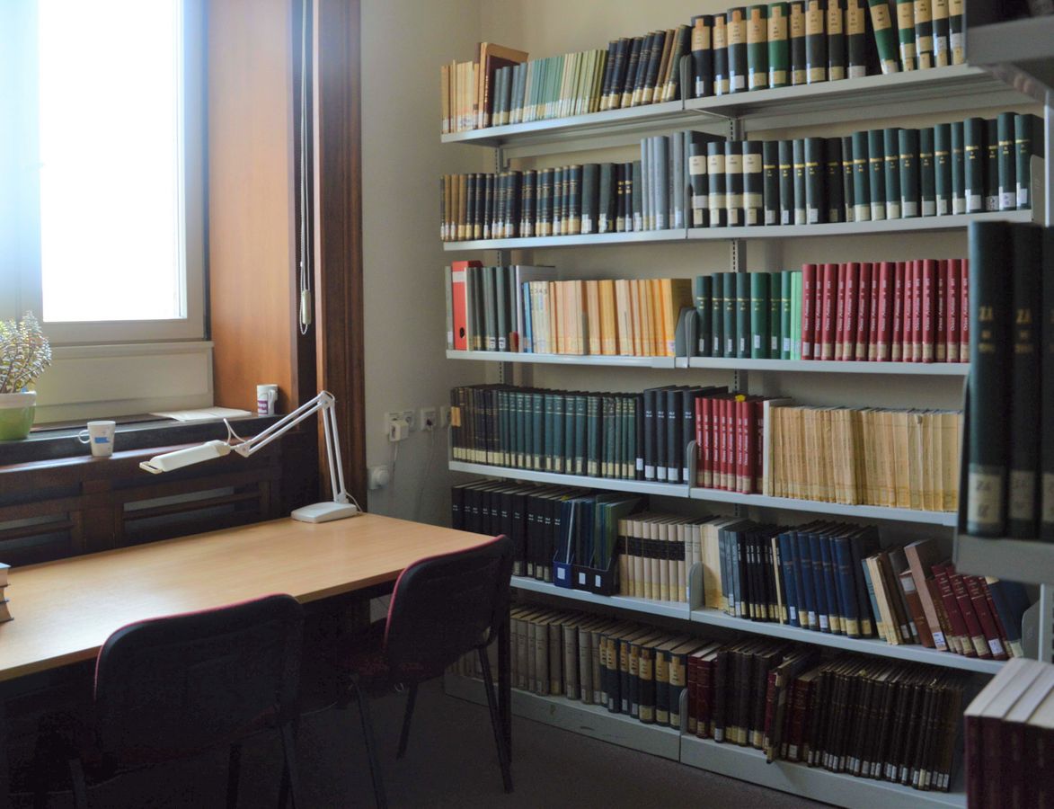 enlarge the image: Work space in the journal room of the library for Ancient Near Eastern Studies. Photo: Janine Wende