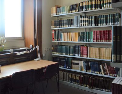 Arbeitsplatz im Zeitschriftenraum der Bibliothek des Altorientalischen Instituts. Foto: Janine Wende. 