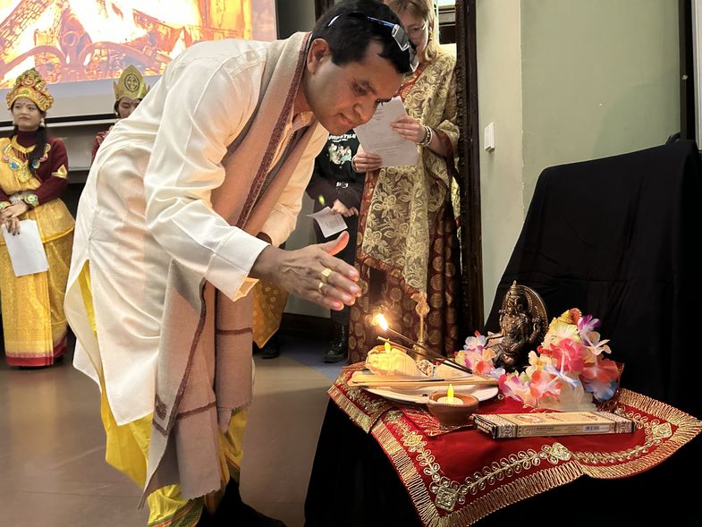 Das Bild zeigt Dr. Das bei der Puja-Zeremonie, Foto: Katrin Querl