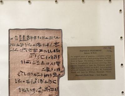 Papyrusfragment in einem Buch