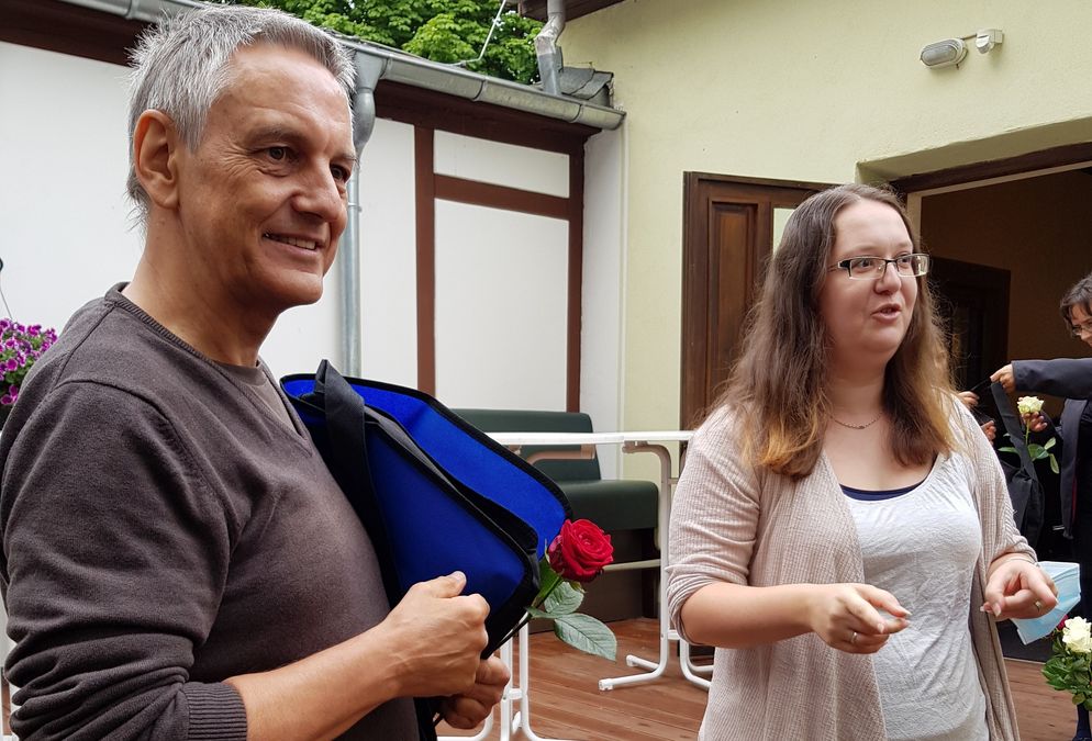 Glückwünsche von Prof. Junginger an Frau von Holten-Eichhorn zum Bachelor-Abschluss