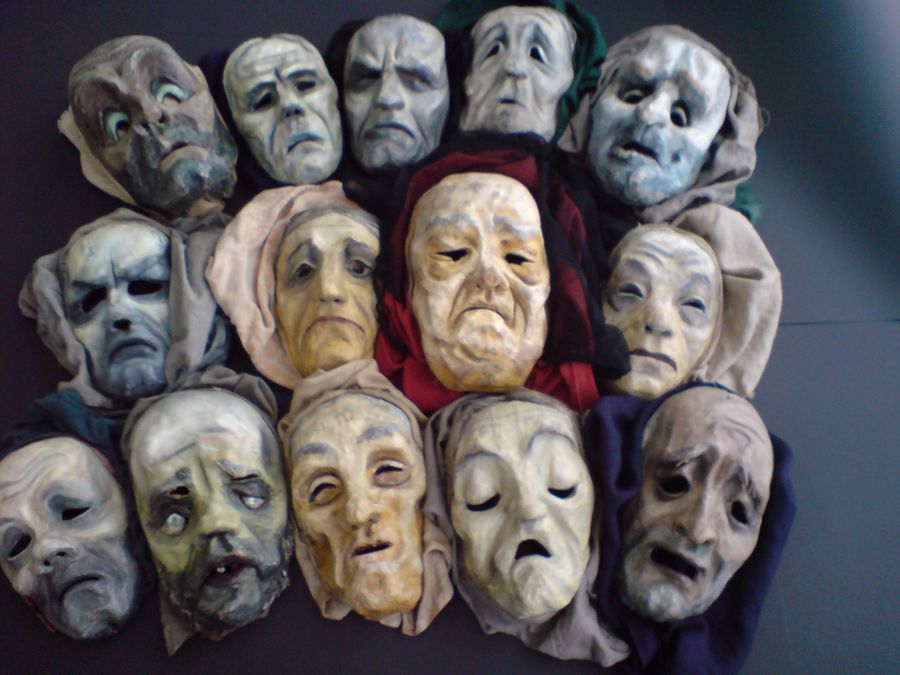 Aufgereihte Masken von Jean Weidt