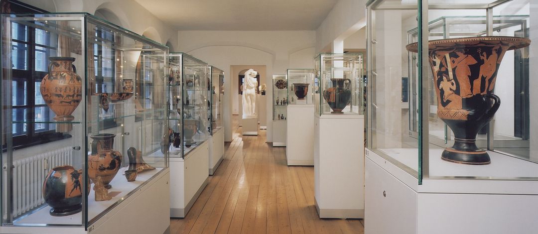Ein Blick in den Saal der attischen Vasen mit seinen Ausstellungsvitrinen im Antikenmuseum.