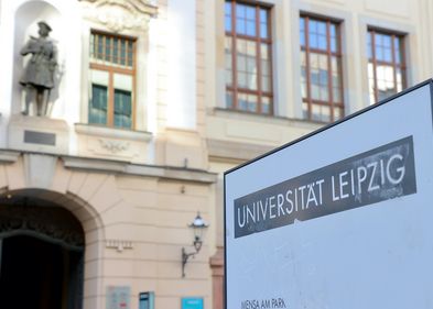 Schild der Universität Leipzig mit Blick auf das Institut für Musikwissenschaft, Foto: Felicitas Förster