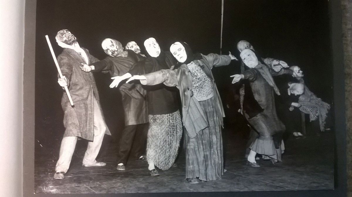 zur Vergrößerungsansicht des Bildes: Tänzer mit Masken auf einer Bühne