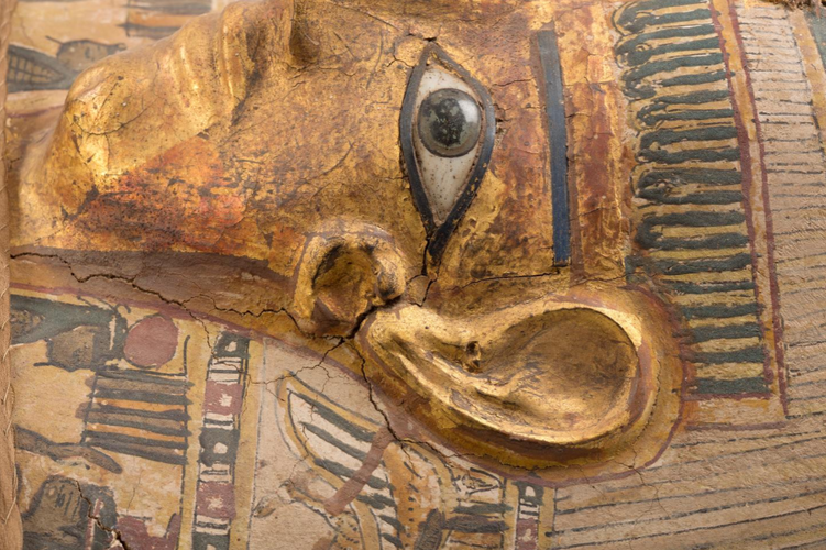 Hälfte des Gesichts einer Mumienmaske mit Goldbelag