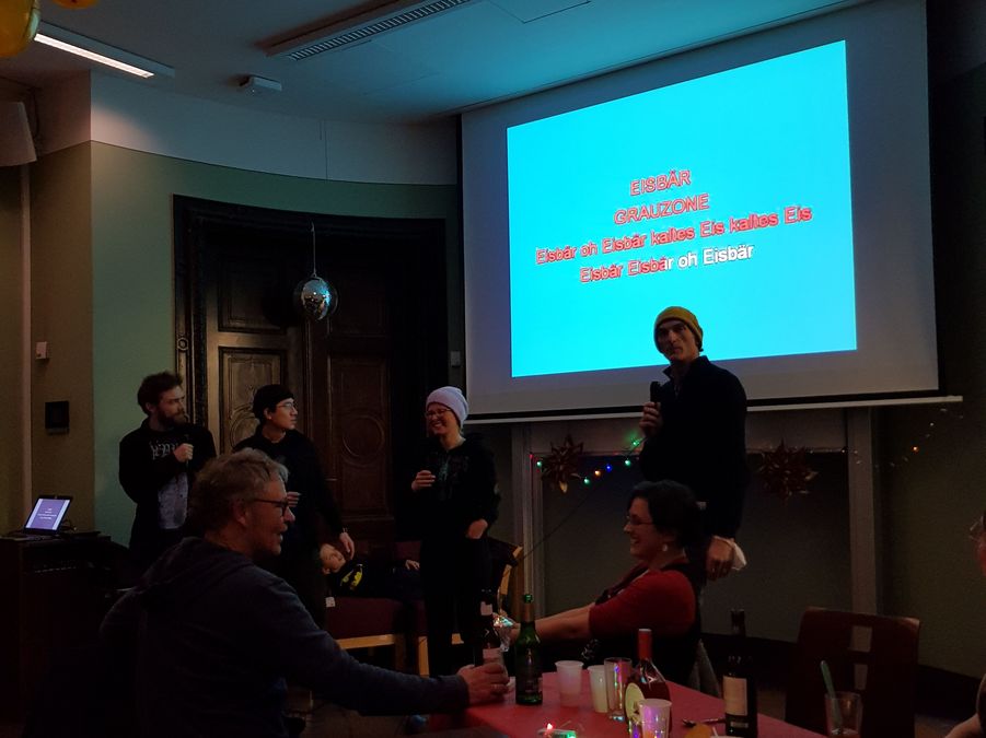 zur Vergrößerungsansicht des Bildes: Die Gewinner des Karaoke-Wettbewerbs Elliot Lee, Jasmin Eder und Markus Dreßler singen vom Eisbär