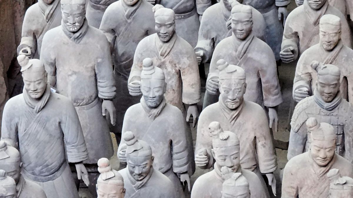 zur Vergrößerungsansicht des Bildes: Terrakotta-Soldaten stehen aufgereiht hintereinander.