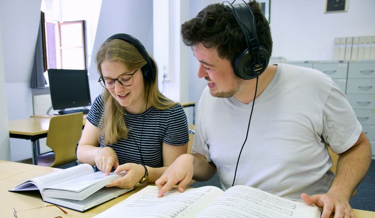 Studierende in der Bibliothek, Foto: Felicitas Förster