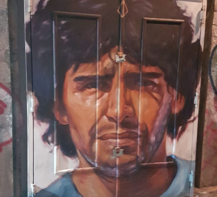 zur Vergrößerungsansicht des Bildes: Graffiti in Neapel mit dem Bild Diego Maradonas