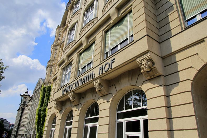 Über dem Eingangsportal des Institutsgebäudes steht der Schriftzug Wünschmanshof