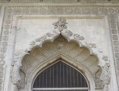 verzierter steinerner Torbogen, Grab des Saadat Ali Khan, Lucknow, Indien, 2013, Foto: Ira Sarma